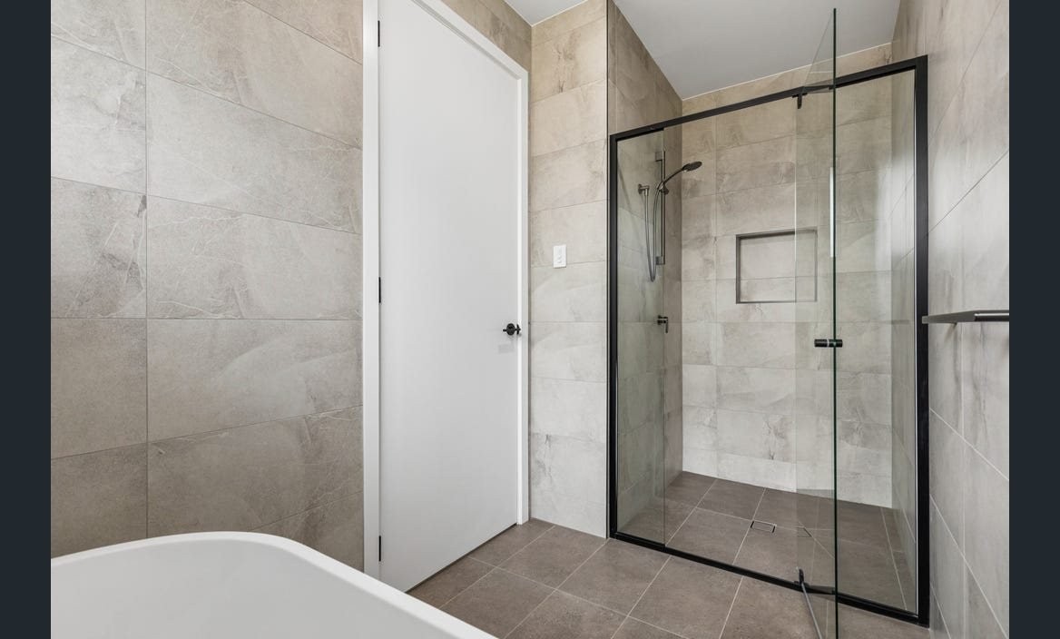 Windsor Gardens — Main bathroom